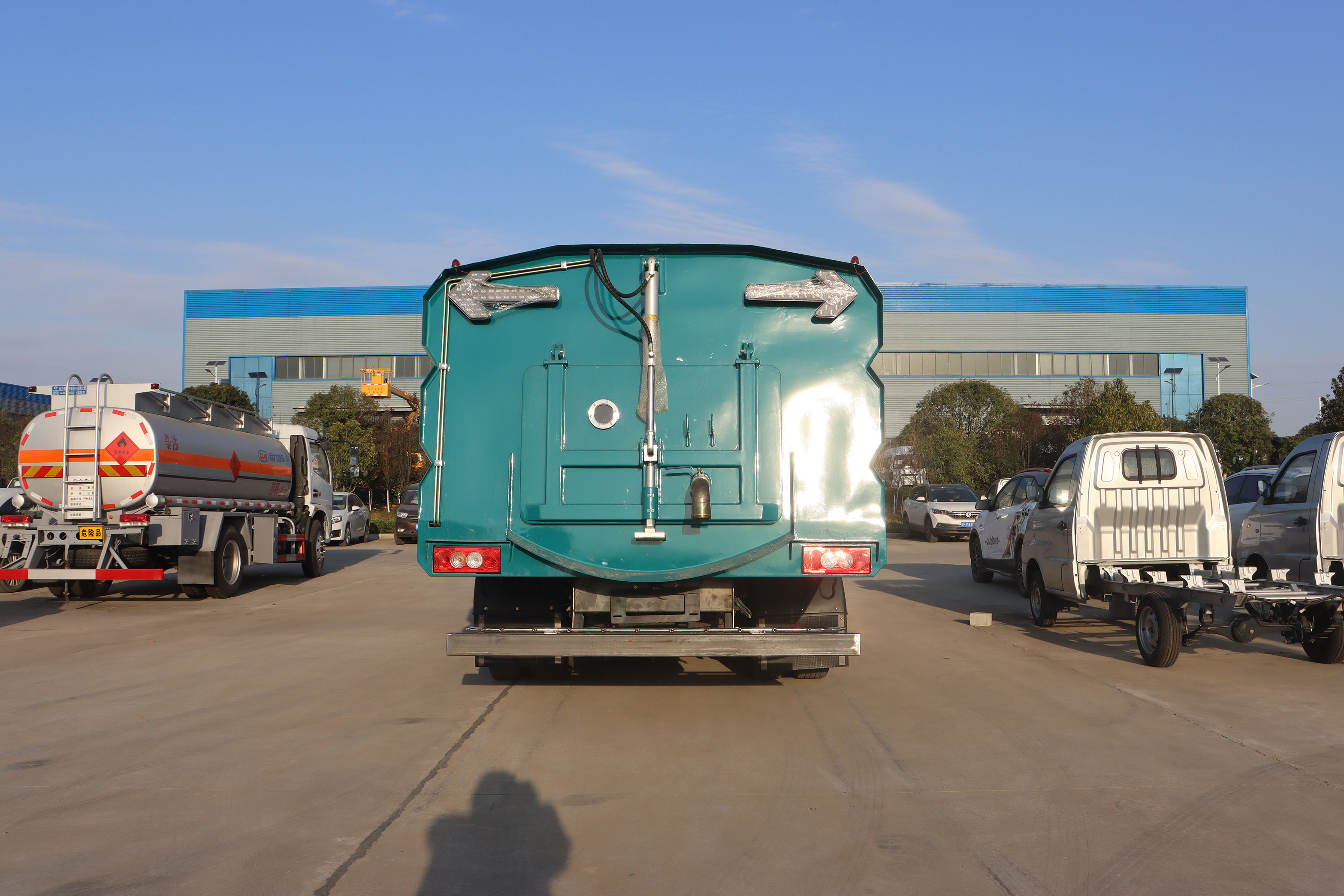 福田9方純電動(dòng)多功能洗掃車(chē)圖片5