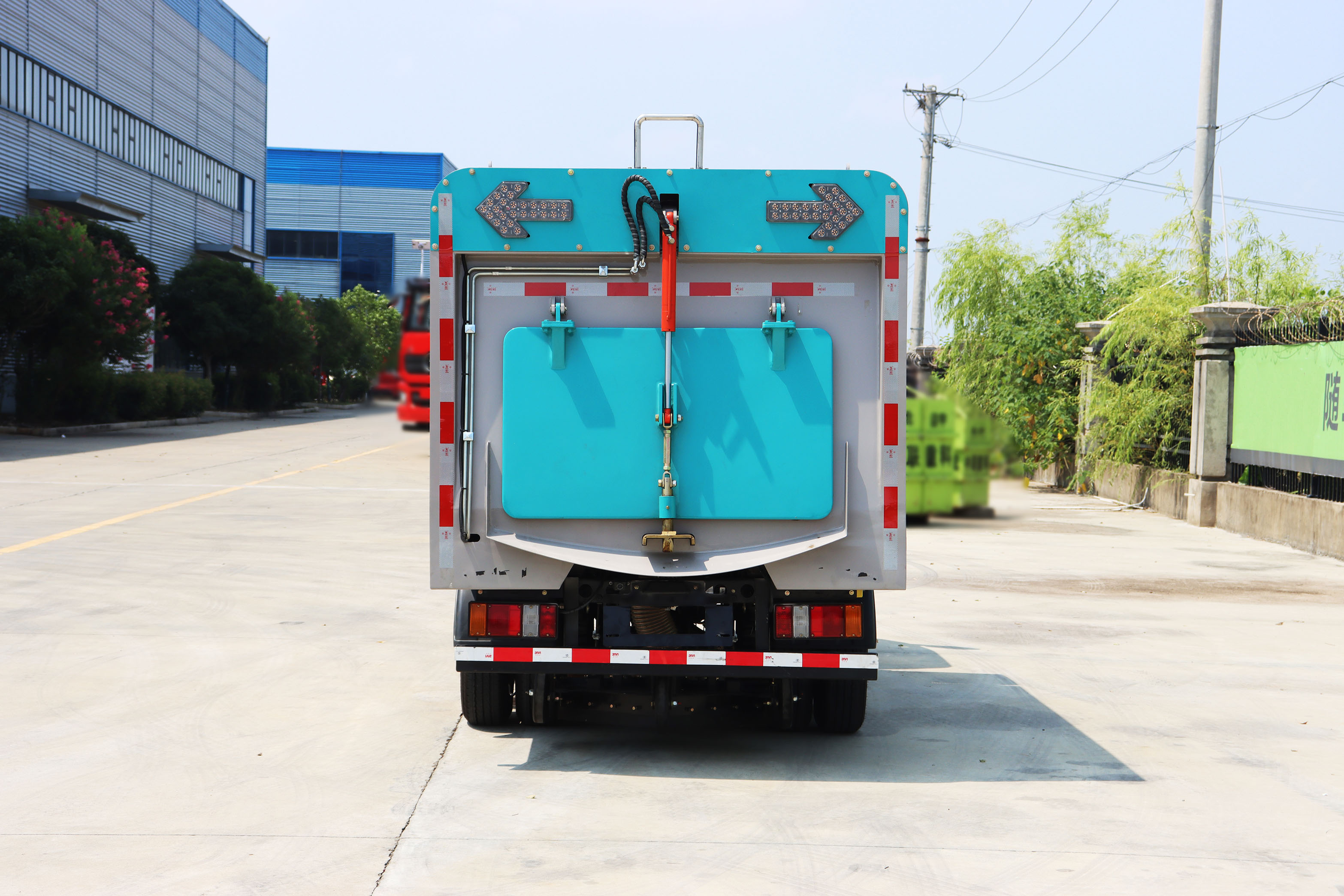 東風(fēng)華神純電動(dòng)3.5方多功能掃路車(chē)圖片5