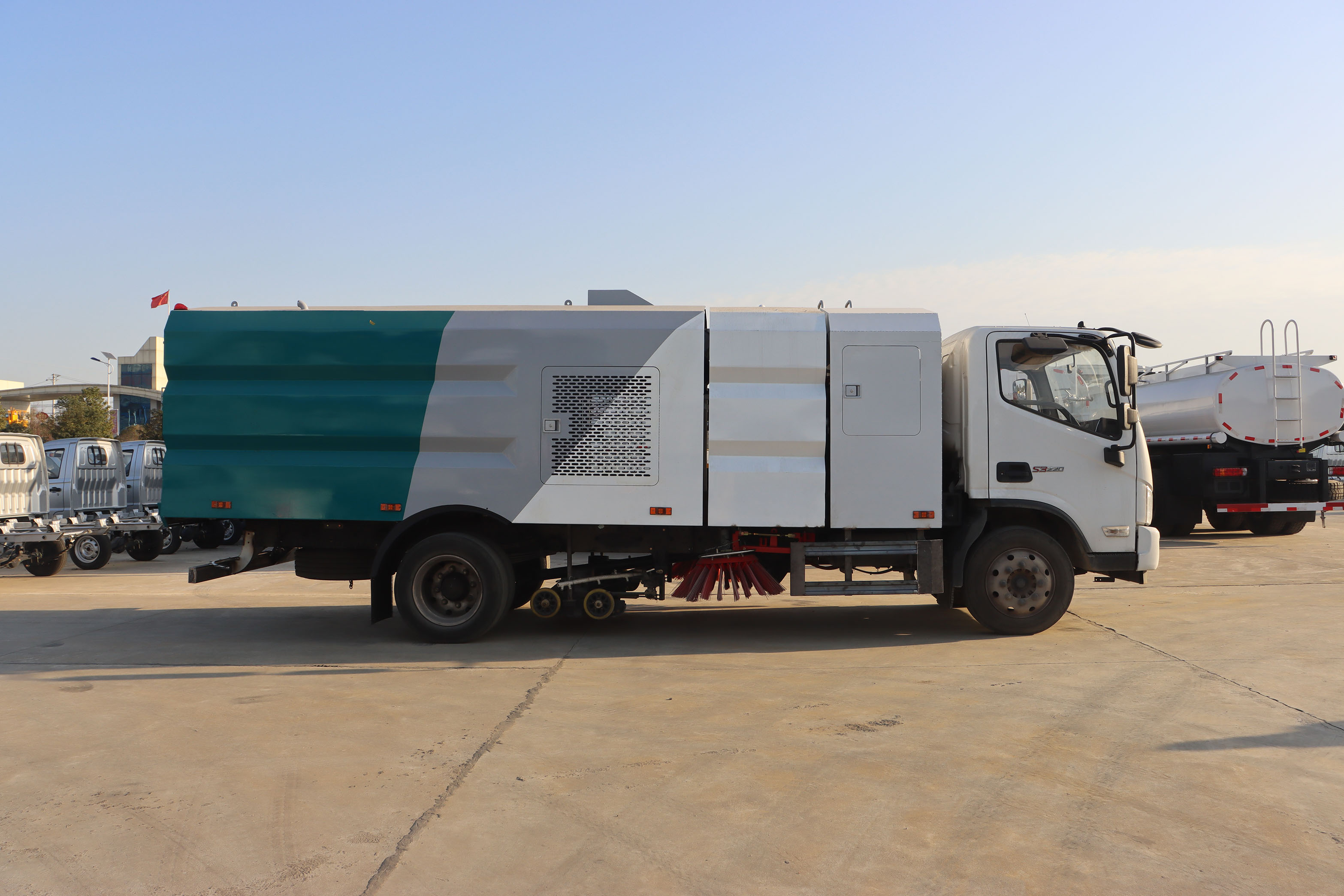 福田9方純電動(dòng)多功能洗掃車(chē)圖片3