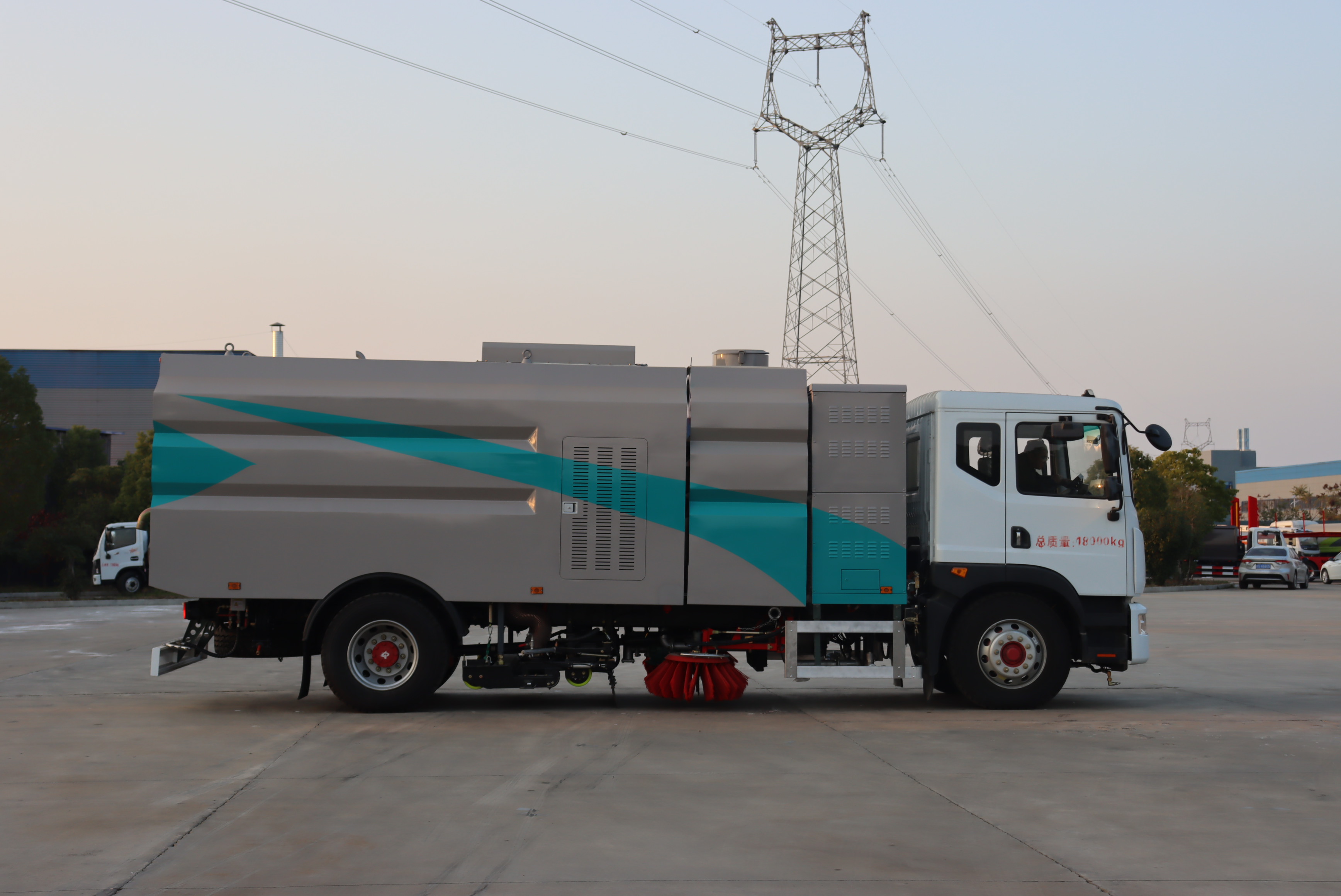 東風(fēng)凱普特型純電動(dòng)高端多功能洗掃車圖片3