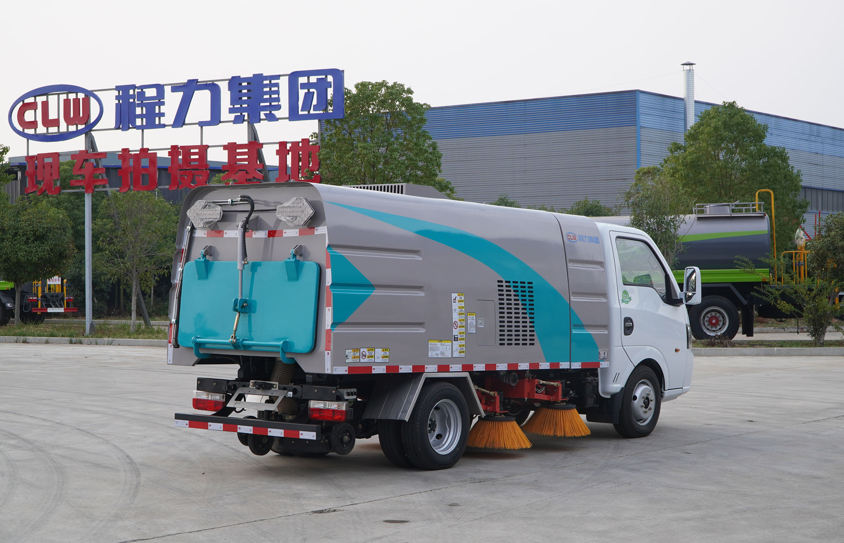 2.5方東風(fēng)途逸純電動(dòng)高端掃路車圖片4