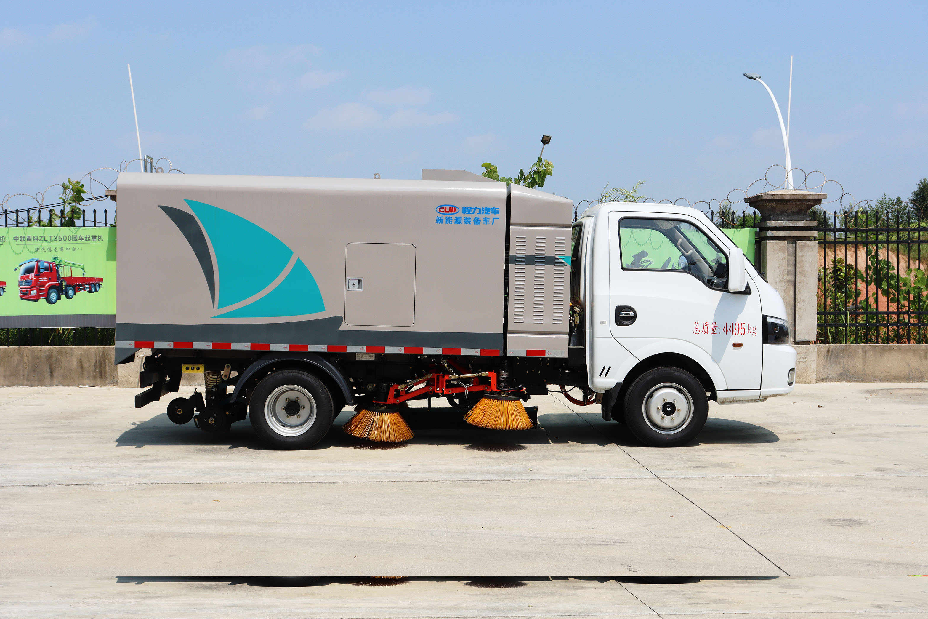 東風(fēng)華神純電動(dòng)3.5方多功能掃路車(chē)圖片3