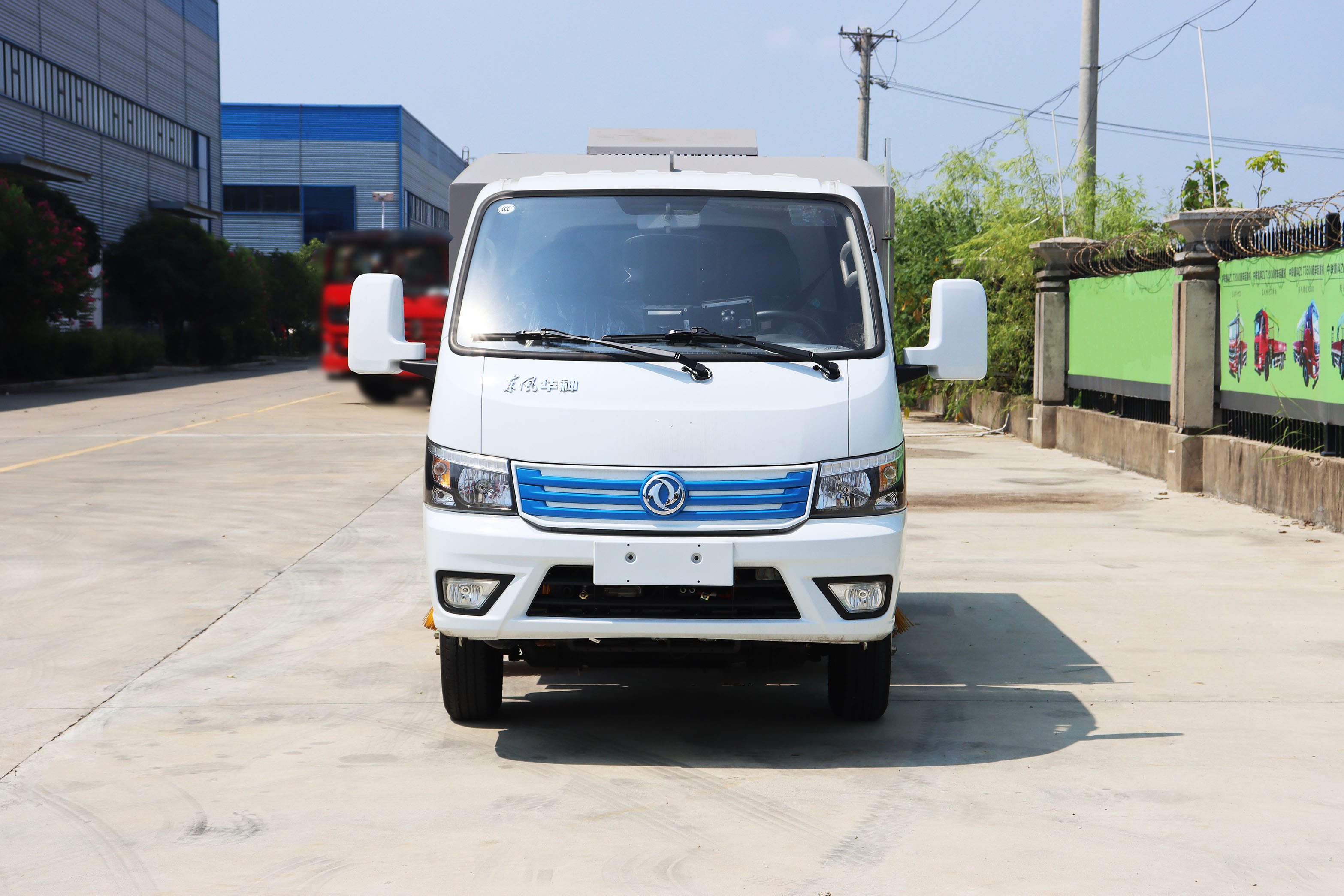 東風(fēng)華神純電動(dòng)3.5方多功能掃路車(chē)圖片2