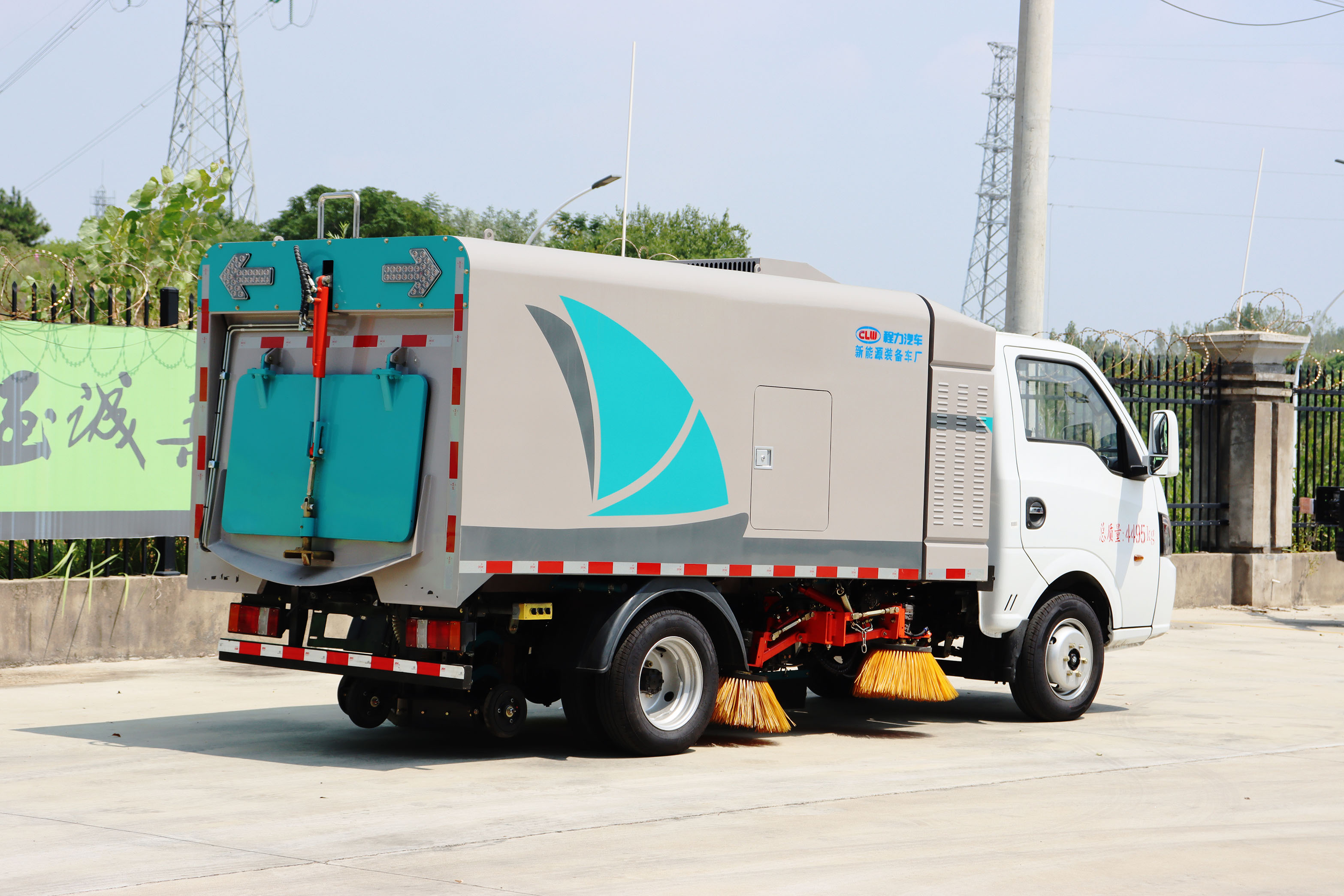 東風(fēng)華神純電動(dòng)3.5方多功能掃路車(chē)圖片4