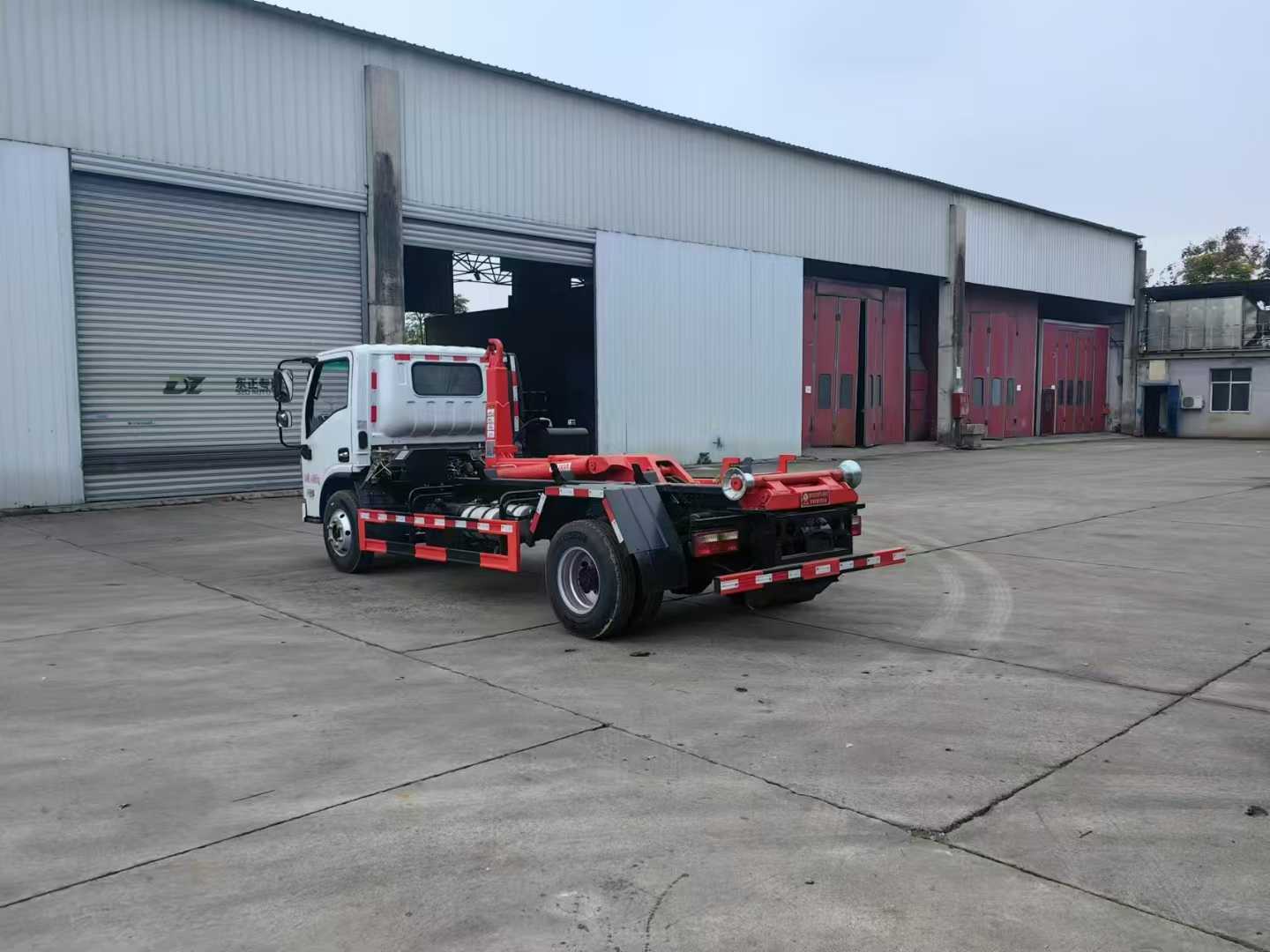 東風(fēng)福瑞卡車(chē)廂可卸式垃圾車(chē)圖片4