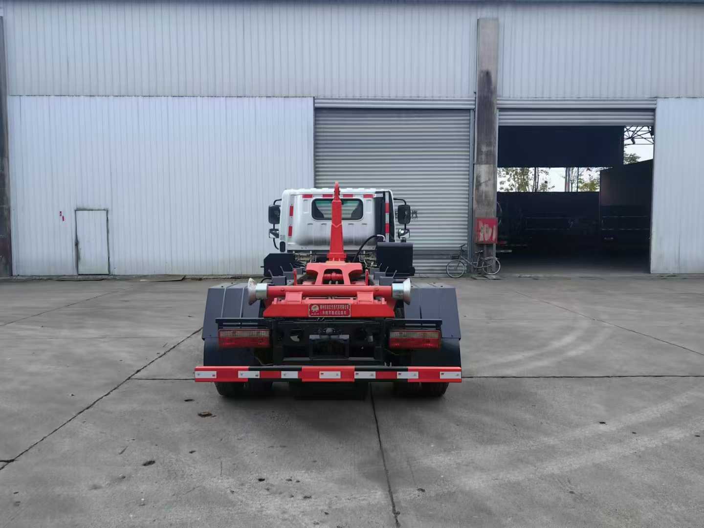 東風(fēng)福瑞卡車(chē)廂可卸式垃圾車(chē)圖片5